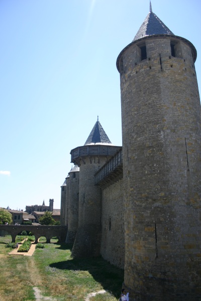 Die Burg ist umgeben von einer riesigen Festungsmauer