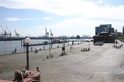 Seniorenreisen in den Hamburger Hafen sind populär